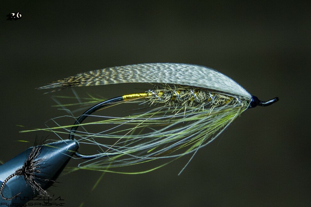 Paint the thread with UV resin or epoxy resin. Now you put the wing into the correct position This spey fly is complete. 